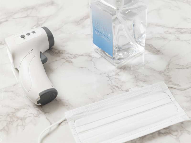 マスクと検温器とアルコール消毒液