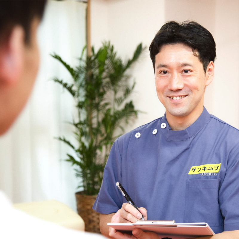 問診をする男性