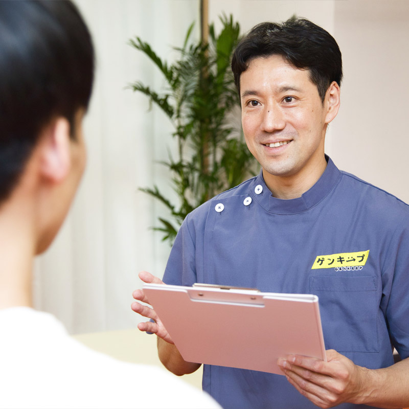 お身体の状態について話す男性