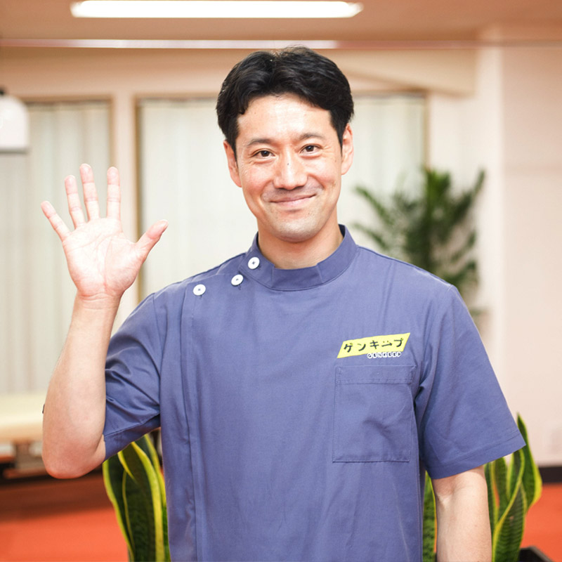 施術完了を知らせる男性