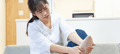 足を抱えている女性